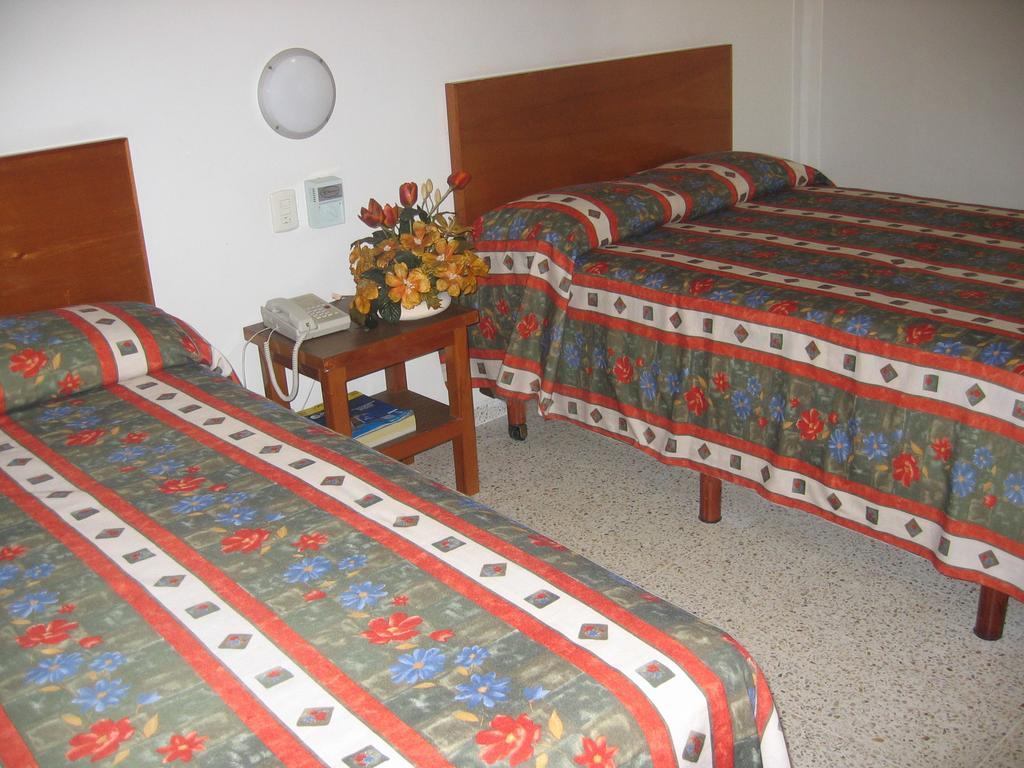 Hotel Delfines - A 2 Calles Del Acuario فيراكروز المظهر الخارجي الصورة