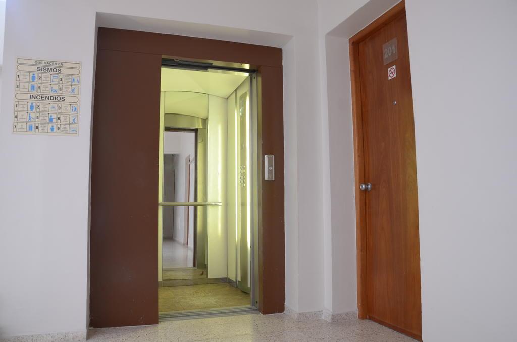 Hotel Delfines - A 2 Calles Del Acuario فيراكروز المظهر الخارجي الصورة