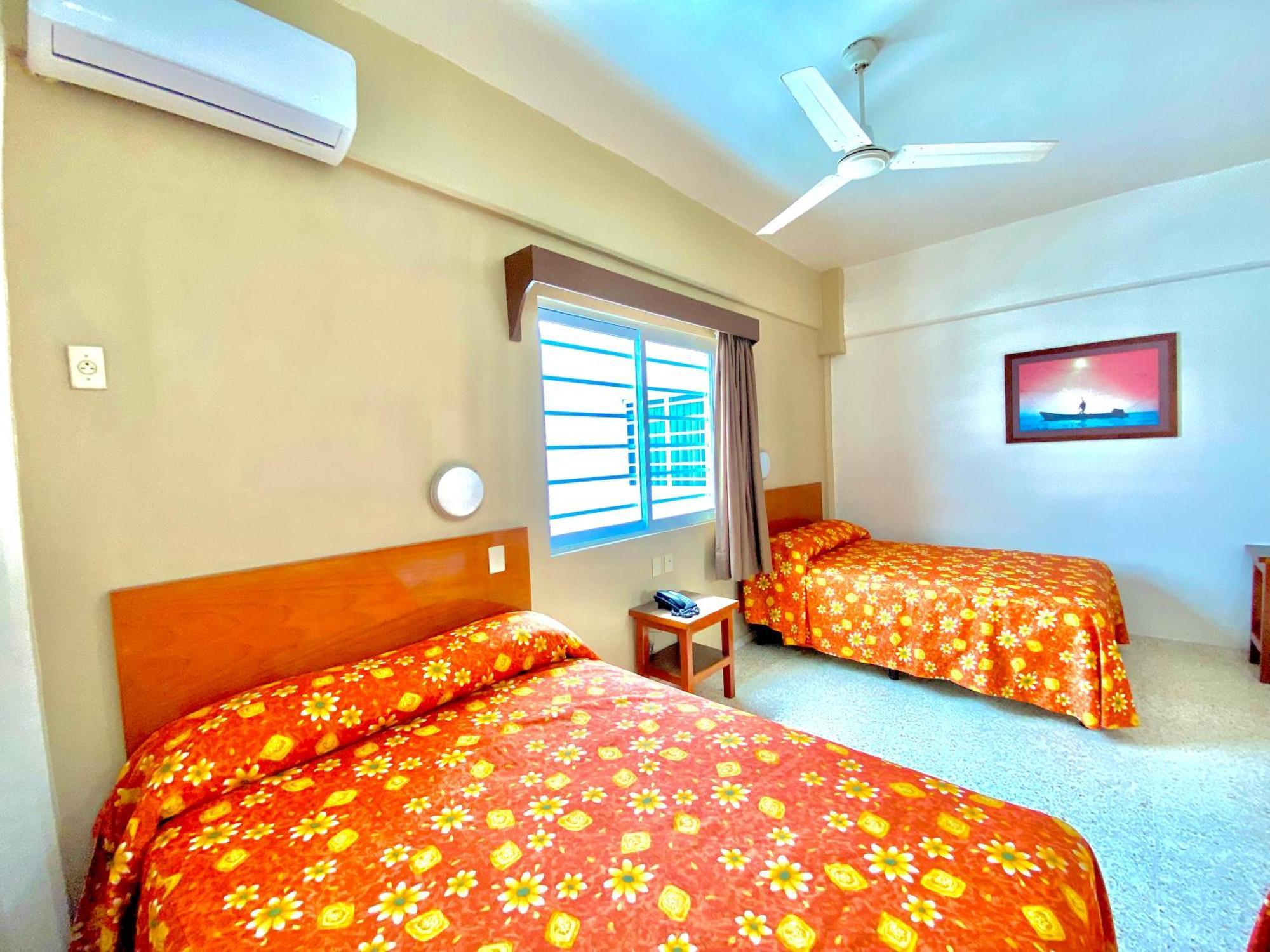 Hotel Delfines - A 2 Calles Del Acuario فيراكروز المظهر الخارجي الصورة
