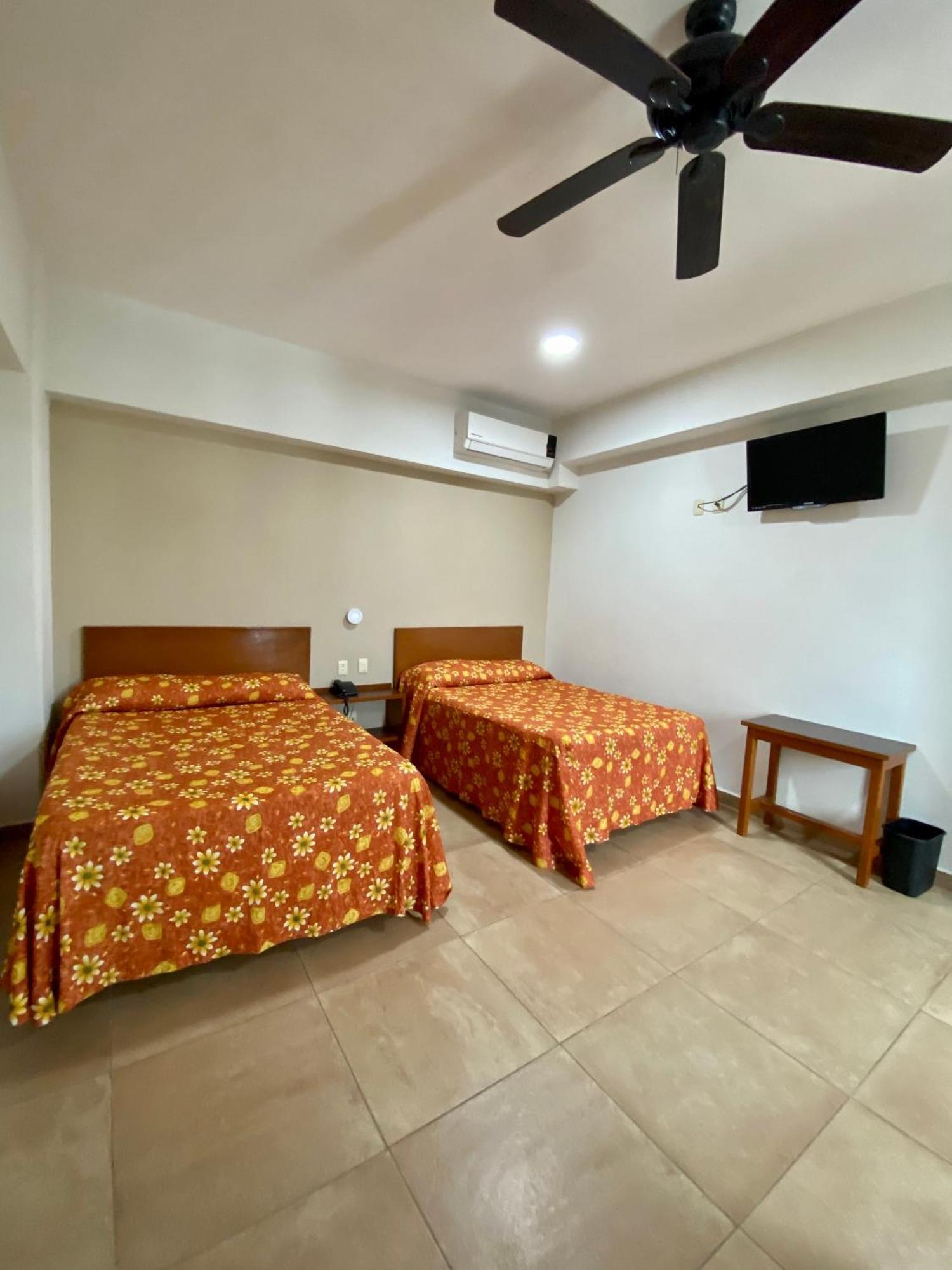 Hotel Delfines - A 2 Calles Del Acuario فيراكروز المظهر الخارجي الصورة