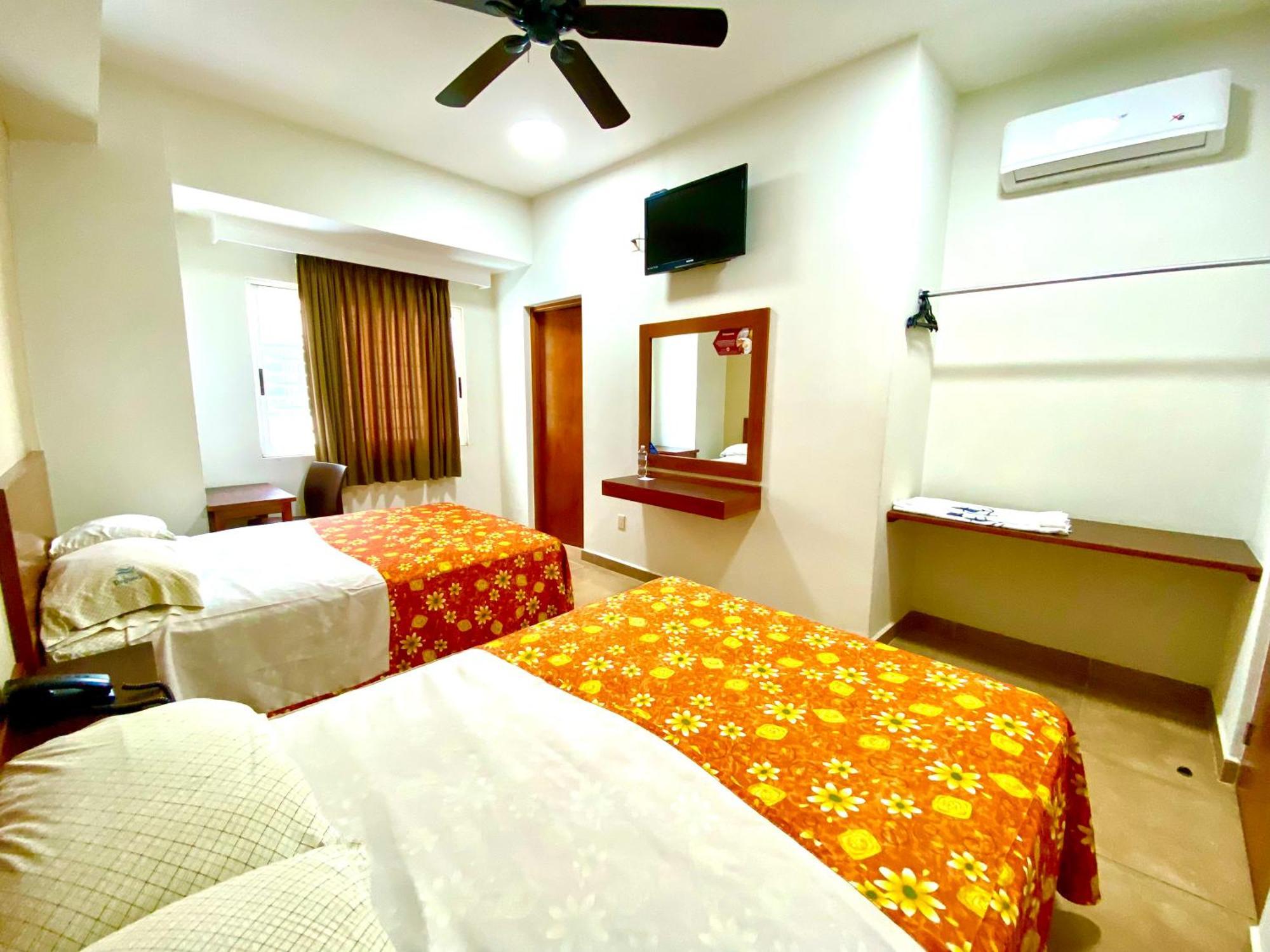 Hotel Delfines - A 2 Calles Del Acuario فيراكروز المظهر الخارجي الصورة