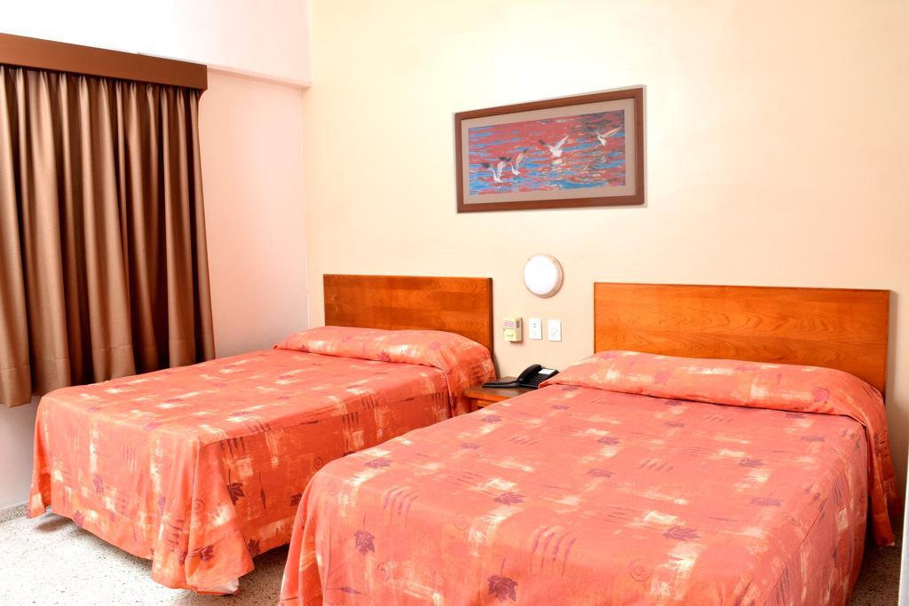 Hotel Delfines - A 2 Calles Del Acuario فيراكروز المظهر الخارجي الصورة